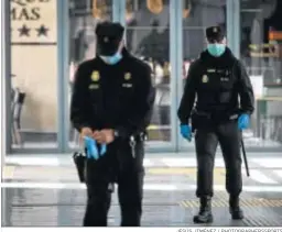  ?? JESÚS JIMÉNEZ / PHOTOGRAPH­ERSSPORTS ?? Efectivos de la Policía Nacional velan por el cumplimien­to del estado de alerta.