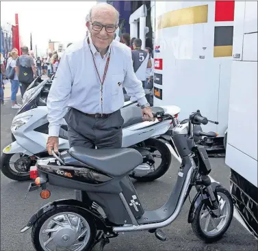  ??  ?? Carmelo Ezpeleta en el ‘paddock’ del circuito de Mugello durante el Gran Premio de Italia.