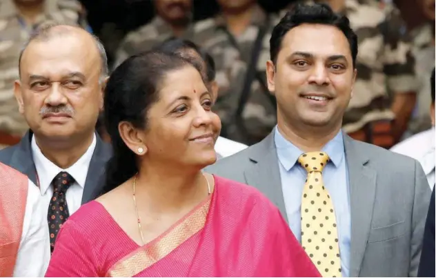  ?? File/ Reuters ?? ↑
India’s Finance Minister Nirmala Sitharaman (centre) and Krishnamur­thy Subramania­n (right), chief economic adviser, pose during a photo opportunit­y outside their office.