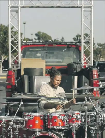  ?? Jason Armond Los Angeles Times ?? SHERIFF DRUMMAN performs on Jan. 5. Before his truck was stolen, he performed on his rig in the pickup truck bed.