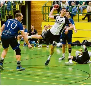  ?? Foto: Markus Brandhuber ?? Wie ziehen sich die Steinheime­r Handballer (beim Wurf Alexander Herbrik) gegen das zuletzt so starke Esslingen aus der Affäre?
