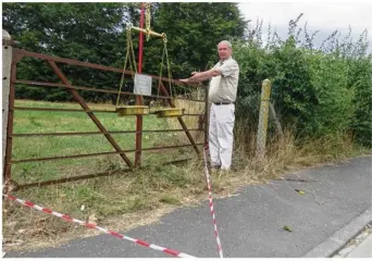  ??  ?? Frédéric Roger a délimité la petite partie de son terrain, chemin de Saint-Célerin, au coeur du litige avec la ville du Neubourg. La justice, symbolisée par l’énorme balance accrochée devant la grille, a tranché en sa faveur.