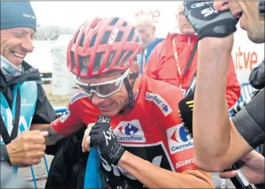  ??  ?? EMOCIÓN. Chris Froome rompió a llorar al cruzar la meta del Angliru. El británico alcanzó la gloria.