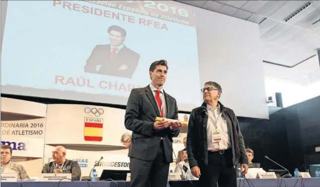  ??  ?? COGE EL TESTIGO. Raúl Chapado ganó las elecciones el pasado sábado, se proclamó presidente de la Real Federación Española de Atletismo y heredó el puesto de Odriozola.