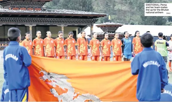  ?? DMU ?? EMOTIOSNAp­L:Poemra and her team-mates line up for the Bhutan national anthem