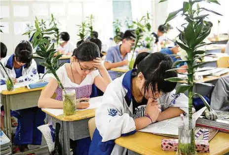  ??  ?? Die Prüfungen sind für die Schüler in China sehr wichtig. FOTO: MARK, EPA, DPA