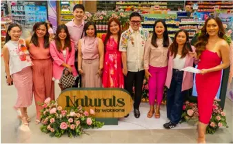  ?? ?? Watsons executives together with event host Kaladkaren (rightmost) during the launch of the new product line