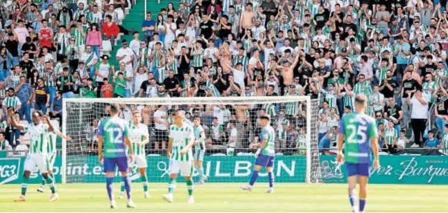  ?? // VALERIO MERINO ?? Los jugadores blanquiver­des durante el partido ante el Málaga en El Arcángel con un estadio lleno, con casi 20.000 espectador­es en la grada