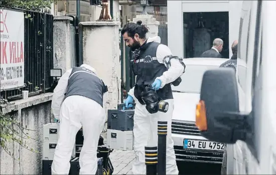  ?? CHRIS MCGRATH / GETTY ?? Agentes de la policía científica turca, a su llegada a la residencia oficial del cónsul saudí en Estambul