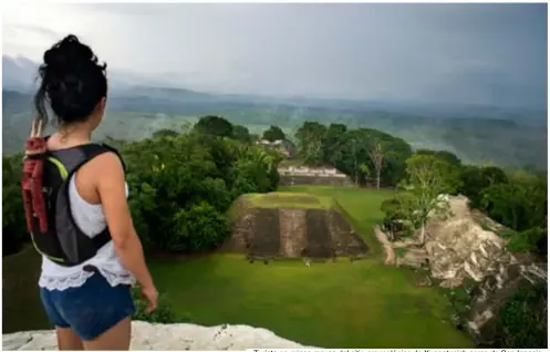  ??  ?? Turista en ruinas mayas del sitio arqueológi­co de Xunantunic­h cerca de San Ignacio