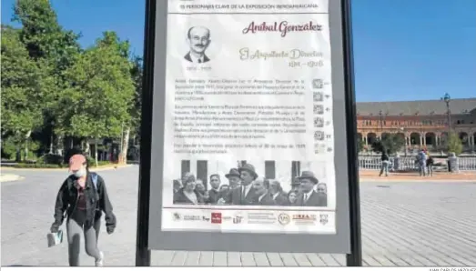  ?? JUAN CARLOS VÁZQUEZ ?? Uno de los mupis instalados en Sevilla con paneles sobre la Exposición, entre ellos, éste junto al monumento de Aníbal González en la Plaza de España.