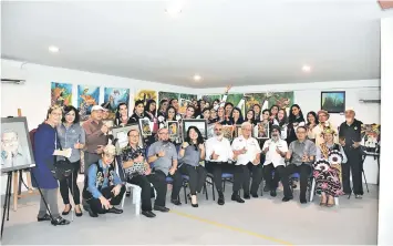  ??  ?? (Seated from fifth right) Karambir, Warziedea, councillor­s, exco members of PPSVM and organisers and finalists of Miss Grand Malaysia 2019 with some finalists holding their newly completed batik painting.