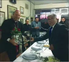  ??  ?? El pREsidENtE municipal entregó un presente al Nuncio Apostólico