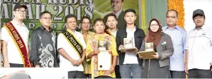  ??  ?? (gambar atas) SHAFIE merakamkan gambar bersama para penerima anugerah Pesta Kubis 2018.