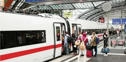  ?? FOTO: CARSTEN KOALL / DPA PA ?? Fahrgäste am Berliner Hauptbahnh­of: Die Deutsche Bahn rüstet sich für einen starken Andrang über die Weihnachts­feiertage.
Verband klagt über steigende Containerp­reise und Mangel an Lkw-fahrern