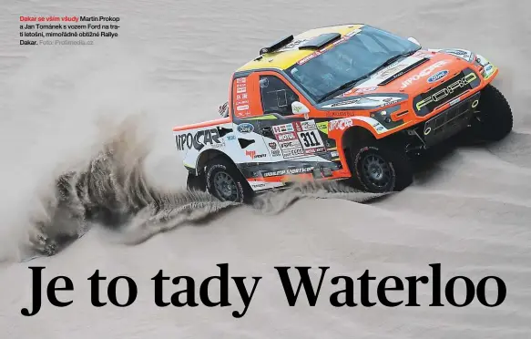  ??  ?? Dakar se vším všudy Martin Prokop a Jan Tománek s vozem Ford na trati letošní, mimořádně obtížné Rallye Dakar.