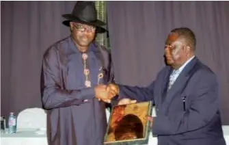  ??  ?? Chief Oversight officer, Sustainabl­e Healthcare Initiative, Dr. Mike Omotosho (right) being presented with an award by Chairman, APPMA Advisory Council, Lt Gen. Arnold Quainoo in Accra, Ghana recently.