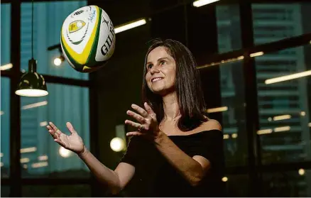  ?? Bruno Santos/Folhapress ?? Mariana Miné, 39, foi contratada para ser a nova CEO da Confederaç­ão Brasileira de Rugby