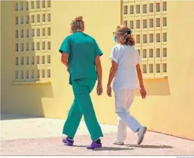  ?? ERASMO FENOY ?? Una doctora y una enfermera caminan por el exterior del Punta Europa, en una imagen de recurso.