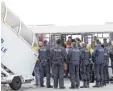  ?? Foto: dpa ?? Abschiebun­g von abgelehnte­n Asylbewerb­ern am Flughafen Leipzig.