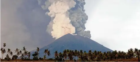  ?? Foto: Firdia Lisnawati, dpa ?? Seit Tagen schon steigt Rauch aus dem Vulkan Agung auf Bali auf. Experten befürchten in nächster Zeit einen verheerend­en Ausbruch.