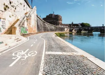  ?? Fotos: ?? Unten am Tiber geht es flott entlang für Radfahrer. Die steilen Treppen müssen allerdings überwunden werden. stock.adobe.com (2), Jochen Müssig