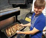  ?? PAUL POST — PPOST@DIGITALFIR­STMEDIA.COM ?? Borys Matviyiv grills shish kabob at the Capital District Ukrainian Festival.