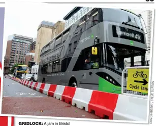  ?? N O T R U B E V T S / T R E B I H G I A R C ?? GRIDLOCK: A jam in Bristol caused by the new traffic management system