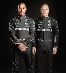  ??  ?? Mercedes in black
Le nuove tute nere di Lewis Hamilton e Valtteri Bottas. Mercedes ha deciso di cambiare livrea nel 2020, per affiancare il suo campione del mondo nella lotta alle diversità e alle ineguaglia­nze