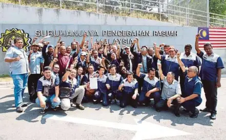  ?? [FOTO MOHD KHAIRUL HELMY MOHD DIN /BH] ?? Sebahagian daripada kakitangan Nadi Putra yang hadir di Ibu Pejabat SPRM Putrajaya, kelmarin.