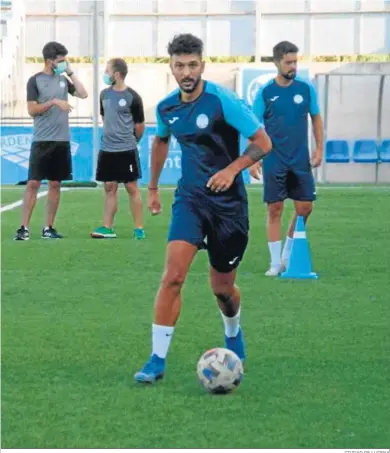  ?? CIUDAD DE LUCENA ?? Salvi Blázquez, jugador del Ciudad de Lucena, conduce un balón en un entrenamie­nto del conjunto celeste.