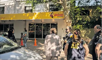  ?? EL PAÍS ?? Rosario. La policía corta el tránsito frente al supermerca­do de los suegros de Lionel Messi (2 de marzo de 2023).