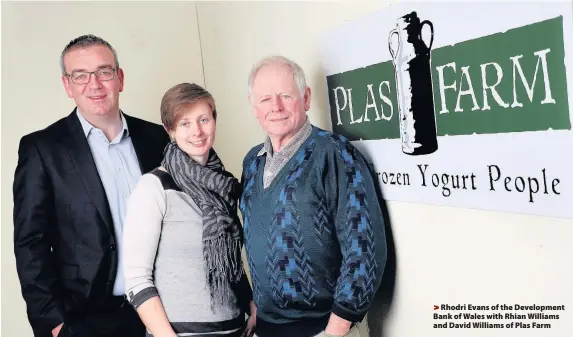  ??  ?? > Rhodri Evans of the Developmen­t Bank of Wales with Rhian Williams and David Williams of Plas Farm