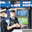  ?? FOTO: BORIS ROESSLER/DPA ?? Beamte der Bundespoli­zei am Flughafen Frankfurt.