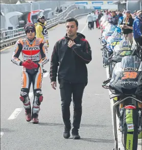  ?? FOTO: AP ?? Marc Márquez caminando por el pit-lane de Phillip Island Su primer cero del año