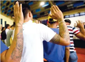 ?? AP FILE FOTO ?? SURRENDER. In this July 2016 photo, more than 1,000 residents take their oaths to reform after heeding a call from the Tanauan city government to undergo processing allegedly for being drug users.