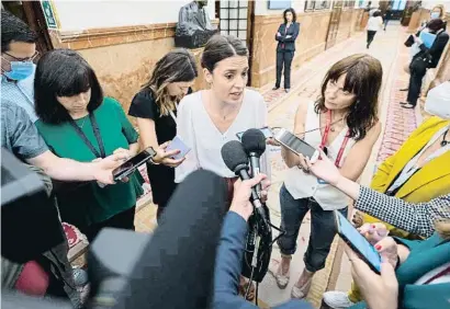  ?? ALBERTO ORTEGA / EP ?? La ministra d’Igualtat, Irene Montero, responent als mitjans durant l’arribada a una sessió plenària