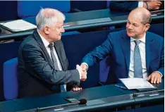  ?? Foto: Bernd von Jutrczenka, dpa ?? CSU Chef Horst Seehofer, Vizekanzle­r Olaf Scholz (rechts): Von Transitzen­tren ist in dem Papier keine Rede mehr.