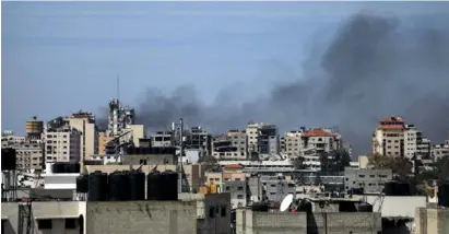  ?? ?? Gaza: Smoke rises after the Israeli army bombed a building in the Al-Shifa Medical Complex in the western part of Gaza City.