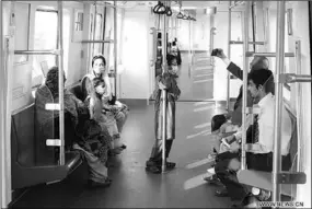  ??  ?? Passengers take the Orange Line in Lahore, Pakistan, Oct. 26, 2020. Pakistan’s first ever metro train service, the Orange Line, started its commercial operation Sunday in the country’s historical city of Lahore, the capital city of Punjab province, opening a new stage for the South Asian country in the public transporta­tion sector. (Photo:Xinhua)