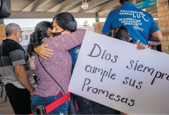  ?? JOHN MOORE/GETTY IMAGES/AFP ?? Ajuda. Solicitant­e de asilo abraça voluntária de igreja ao chegar a Brownsvill­e, no Texas; muitos imigrantes aguardavam no México para pode entrar