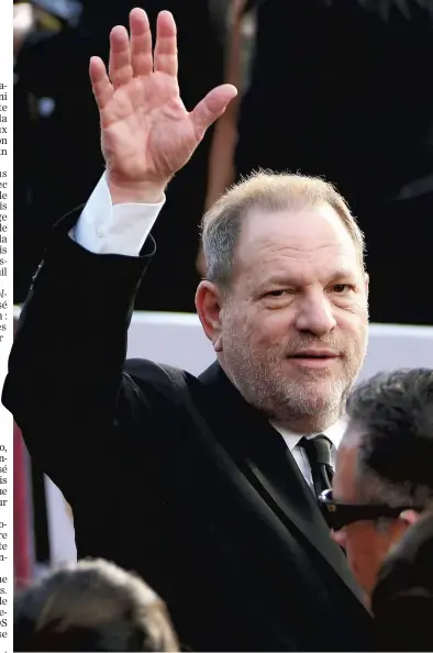  ?? PHOTO AFP ?? Harvey Weinstein, celui que Meryl Streep a un jour surnommé « Dieu », qui salue la foule en arrivant sur le tapis rouge de la dernière cérémonie des Oscar, en février 2016.