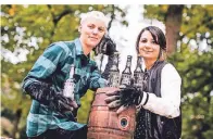  ?? RP-FOTO: ANNE ?? Carolin Heller (l.) und Janine Winkler haben die Idee für ihr „Beer Kong“aus den USA mitgebrach­t.