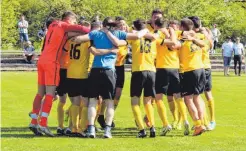  ?? FOTO: MARC DITTMANN ?? Der Aufstieg steht fest: Ausgelasse­ne Freude herrscht beim FC Mengen nach dem 3:2-Sieg in Hundersing­en am 6. Mai.