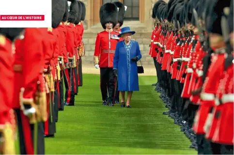  ??  ?? La reine Élisabeth II inspecte les gardes gallois du 1er Bataillon, le 30 avril 2015.
