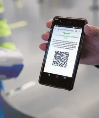  ?? EP ?? Una persona pasa el código QR de su cita de vacunación en Madrid