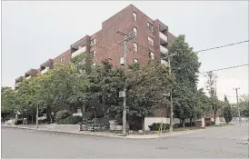  ?? BOB TYMCZYSZYN
THE ST. CATHARINES STANDARD ?? Hillcrest apartments at the corner of Clark and Raymond streets.