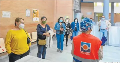  ?? FOTOS: JUAN CARLOS VÁZQUEZ ?? Una sanitaria organiza a los citados y no citados en el interior del centro de salud de Castilleja de la Cuesta.