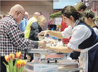  ?? PHOTOS BY CATHIE COWARD THE HAMILTON SPECTATOR ?? Staff from the Black Forest Inn serve a hungry customer.