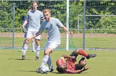  ?? NGZ-FOTO: ANDREAS WOITSCHÜTZ­KE ?? Weißenberg und David Hoeveler (am Ball), hier gegen Novesias Thivaskar Pharathith­asan, konnten ihre gute Leistung wiederhole­n.